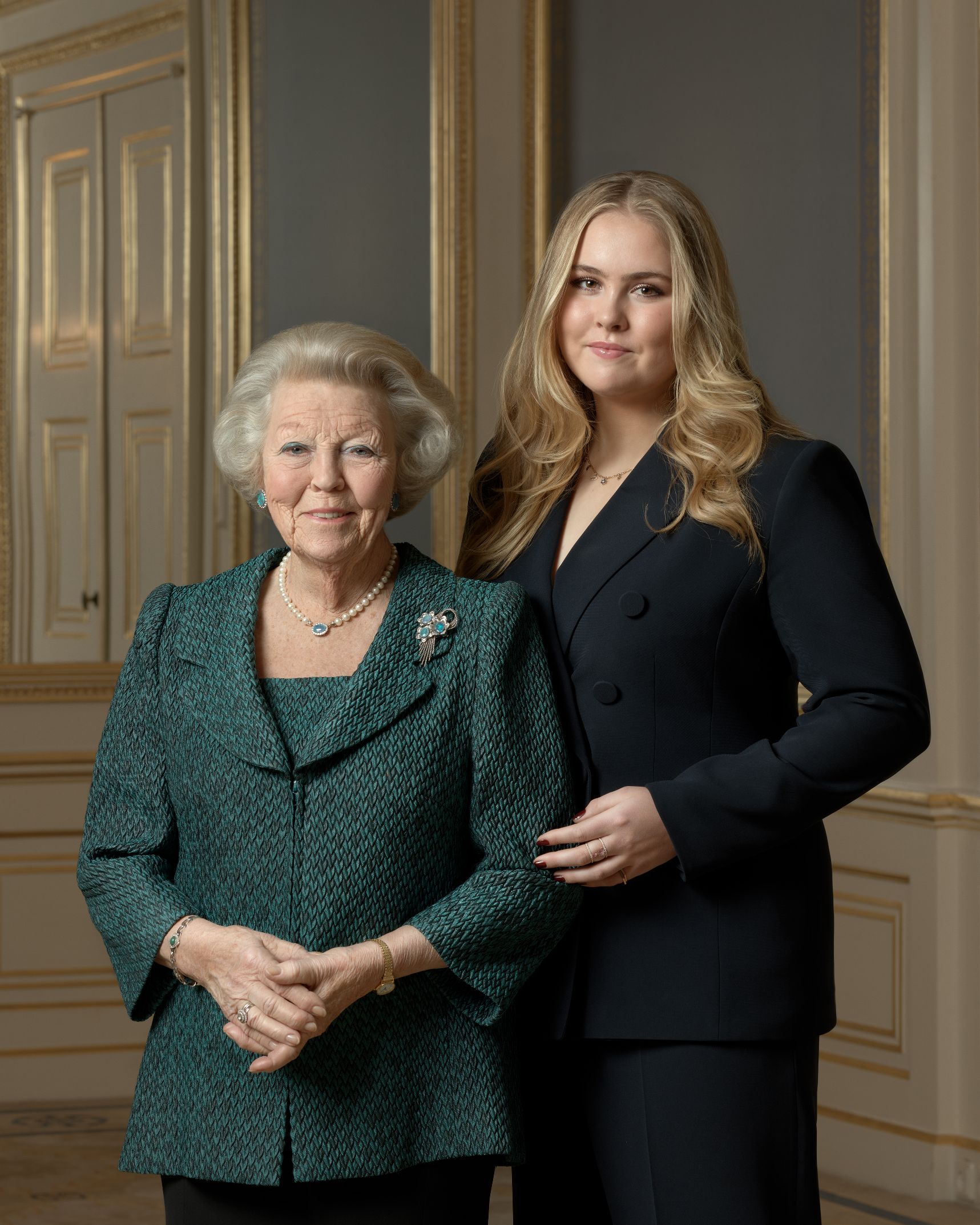 Zien: Nieuwe Foto's Van Jarige Beatrix Met Koning En Amalia - Vorsten