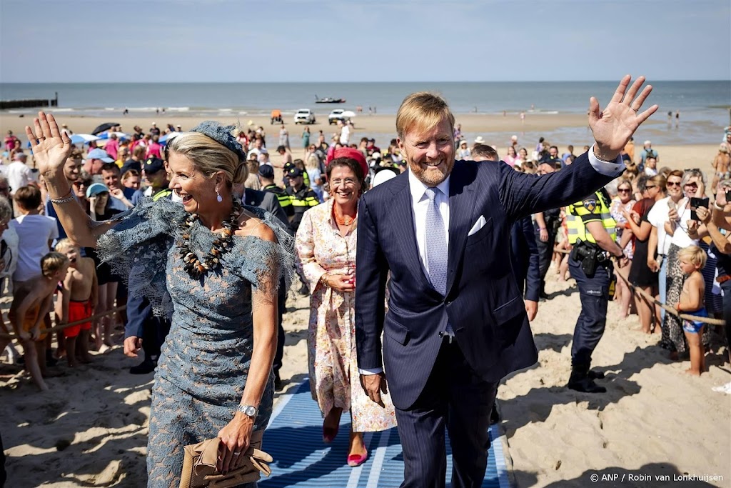 The royal couple concluded their regional visit with the Dutch team in Domburg.